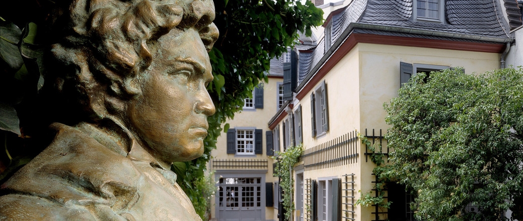 Beethoven-Haus, Gartenansicht mit Büste von Riscutia, Foto: Beethoven-Haus Bonn