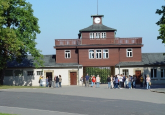 Gedenkstätte Buchenwald. Torgebäude mit Arrestzellenbau. Foto: Naomi Thereza Salmon, Gedenkstätte Buchenwald